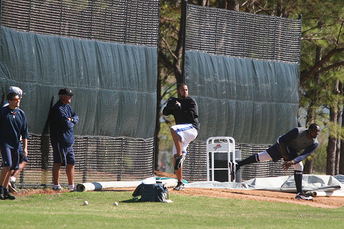 Joel Zumaya and Dontrelle Willis throwing with Rick Knapp watching (2/3/09 credit Roger DeWitt)